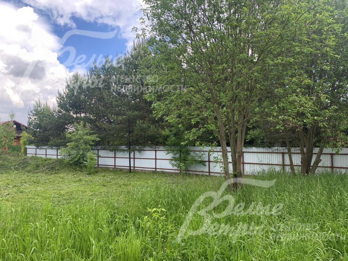 Участок огорожен забором со всех сторон