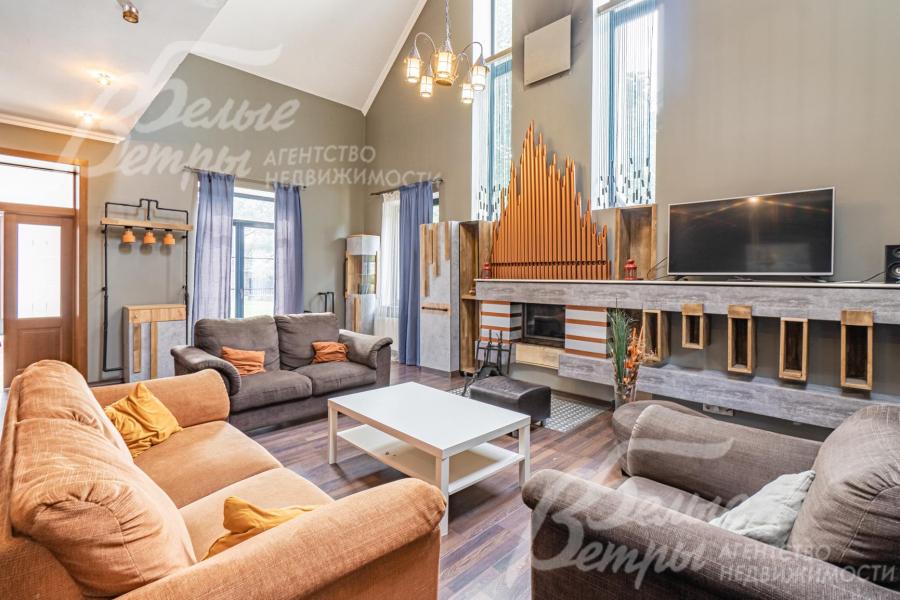 Просторная гостиная с камином