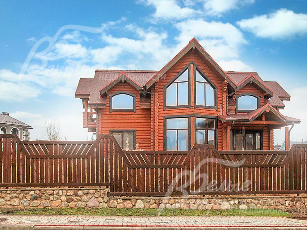 Участок огражден забором в едином стиле поселка