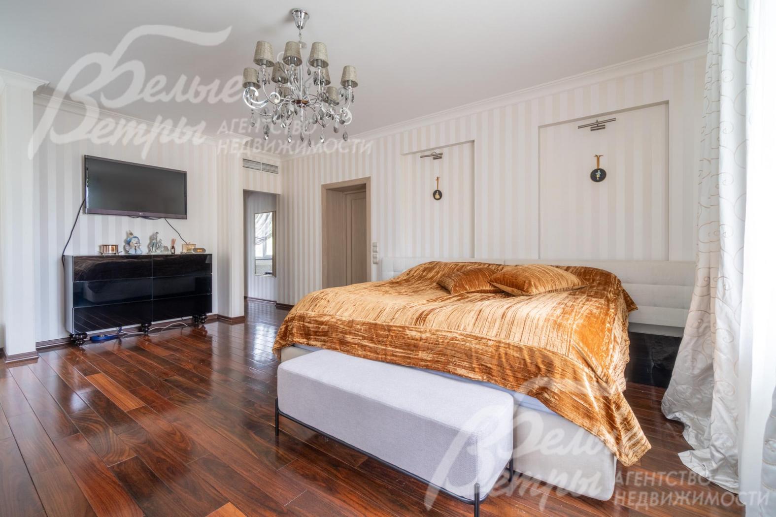 На стенах - дорогостоящие обои, потолок - натяжной с премиальной люстрой