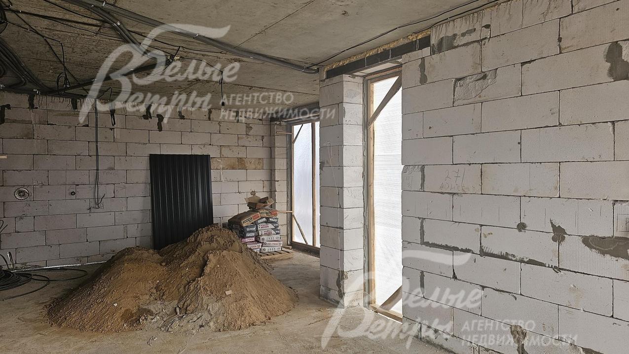 Несущие стены - из газоблока, внутренние перегородки изготовлены из прочных пескоцементных блоков