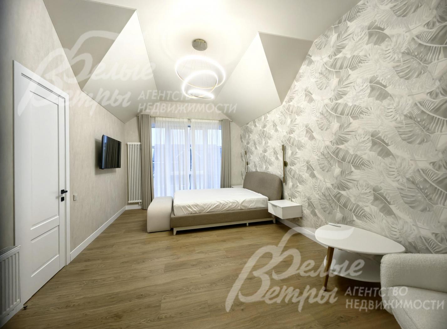 Просторная мастер-спальня в светлых тонах