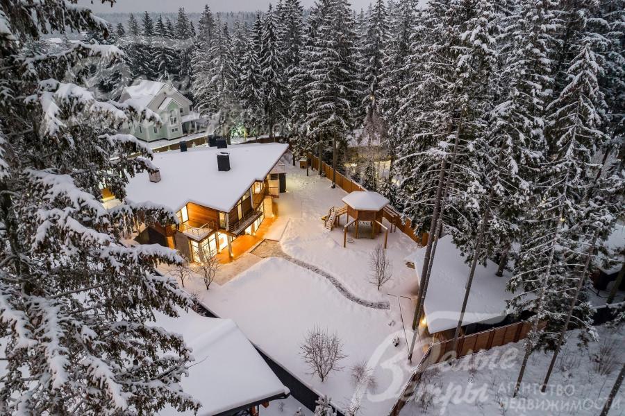 Участок со всех сторон окружен лесным массивом