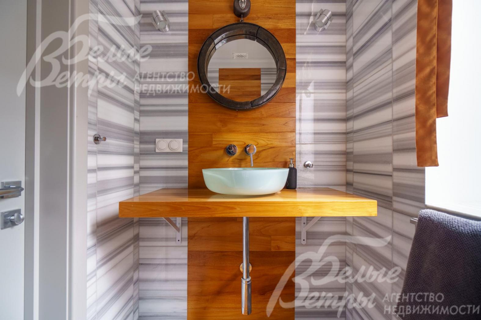 В этом санузле мрамор сочетается с тиком..