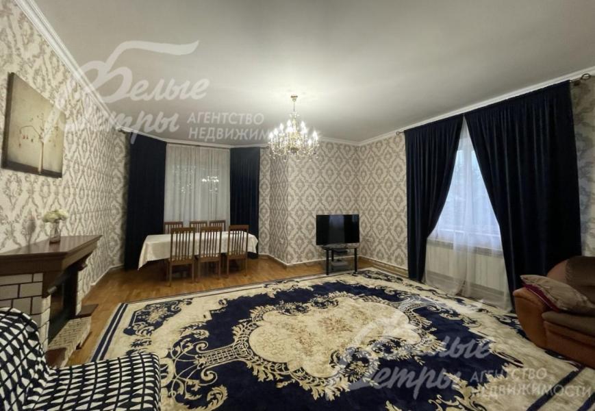 Гостиная-столовая с декоративным камином.