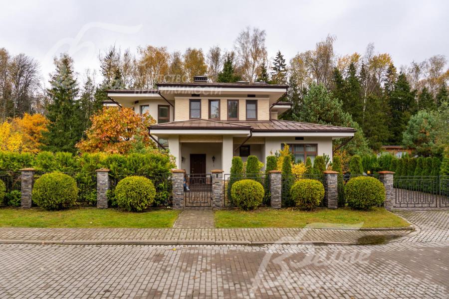 Установлены распашные электрические ворота и калитка с домофоном