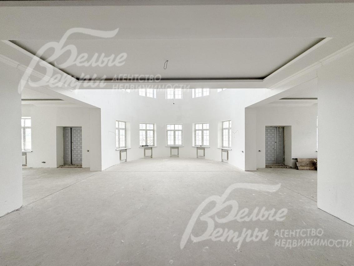 Панорамная полукруглая гостиная с большим количеством окон и вторым светом