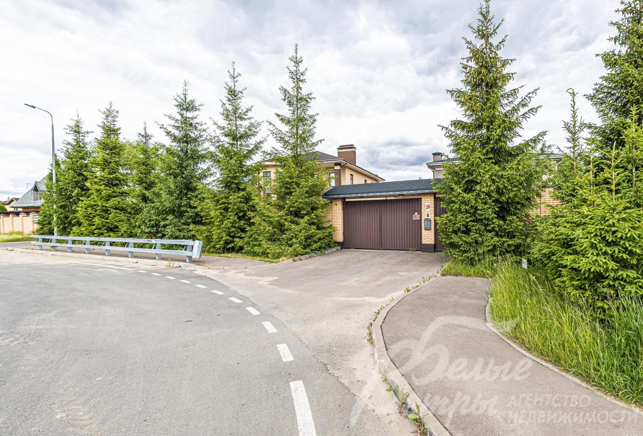 Широкие асфальтированные дороги в поселке.