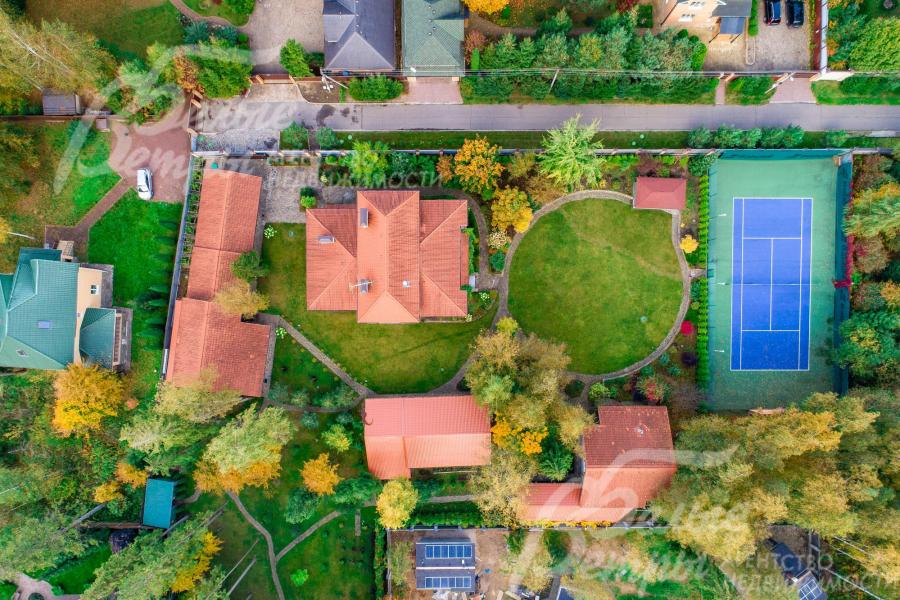 На участке: основной дом, баня, гараж, бассейн, теннисный корт