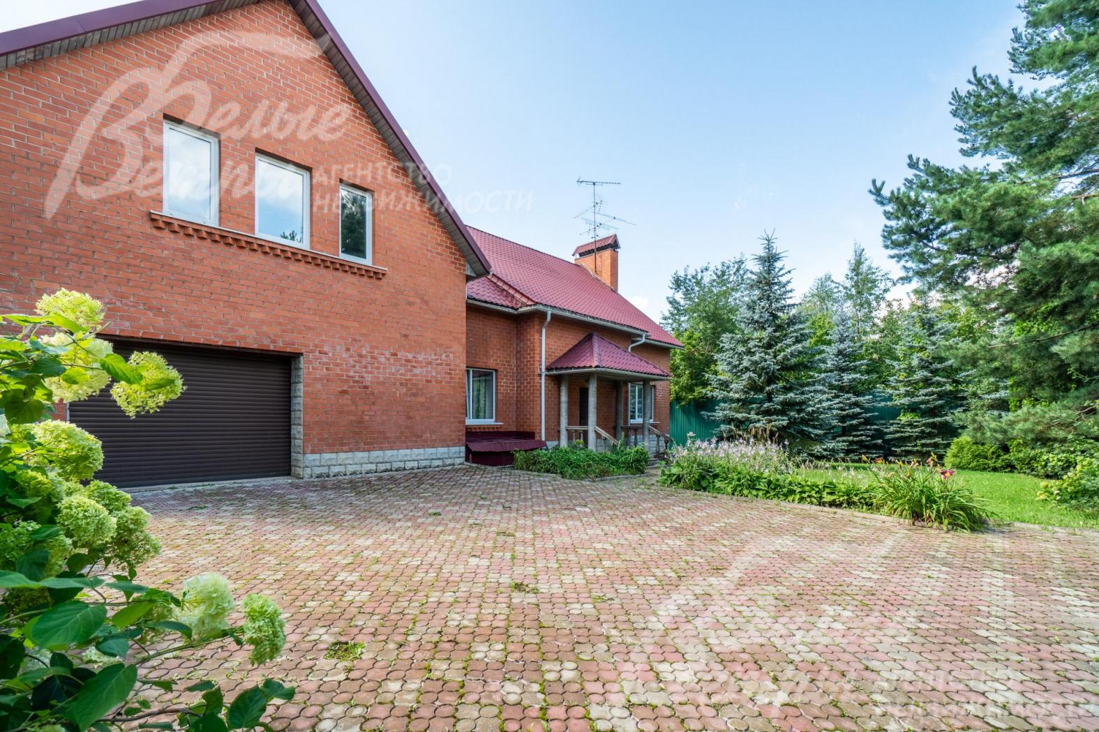 Площадка для авто вымощена брусчаткой