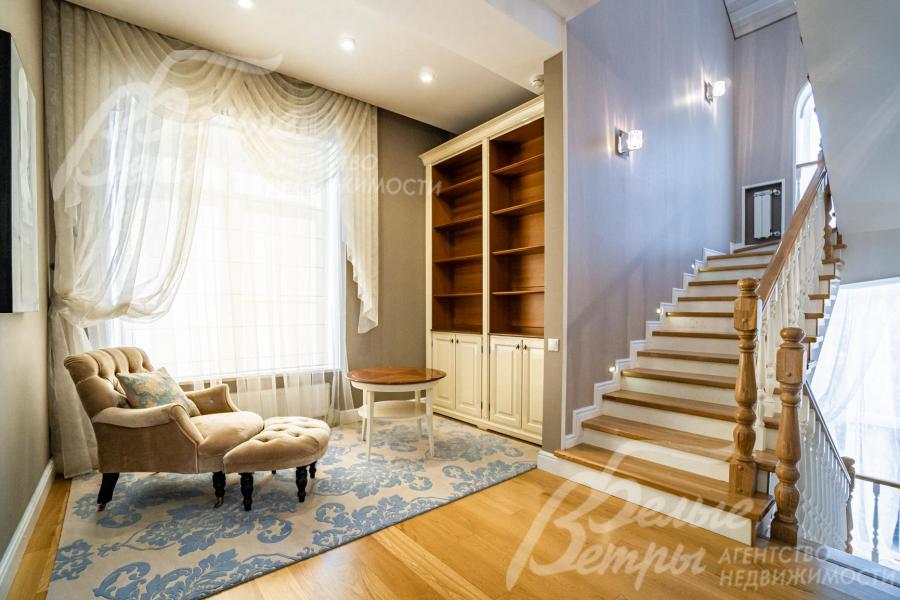 Лестница - широкая и удобная, с подсветкой, ступени и ограждение - дубовые