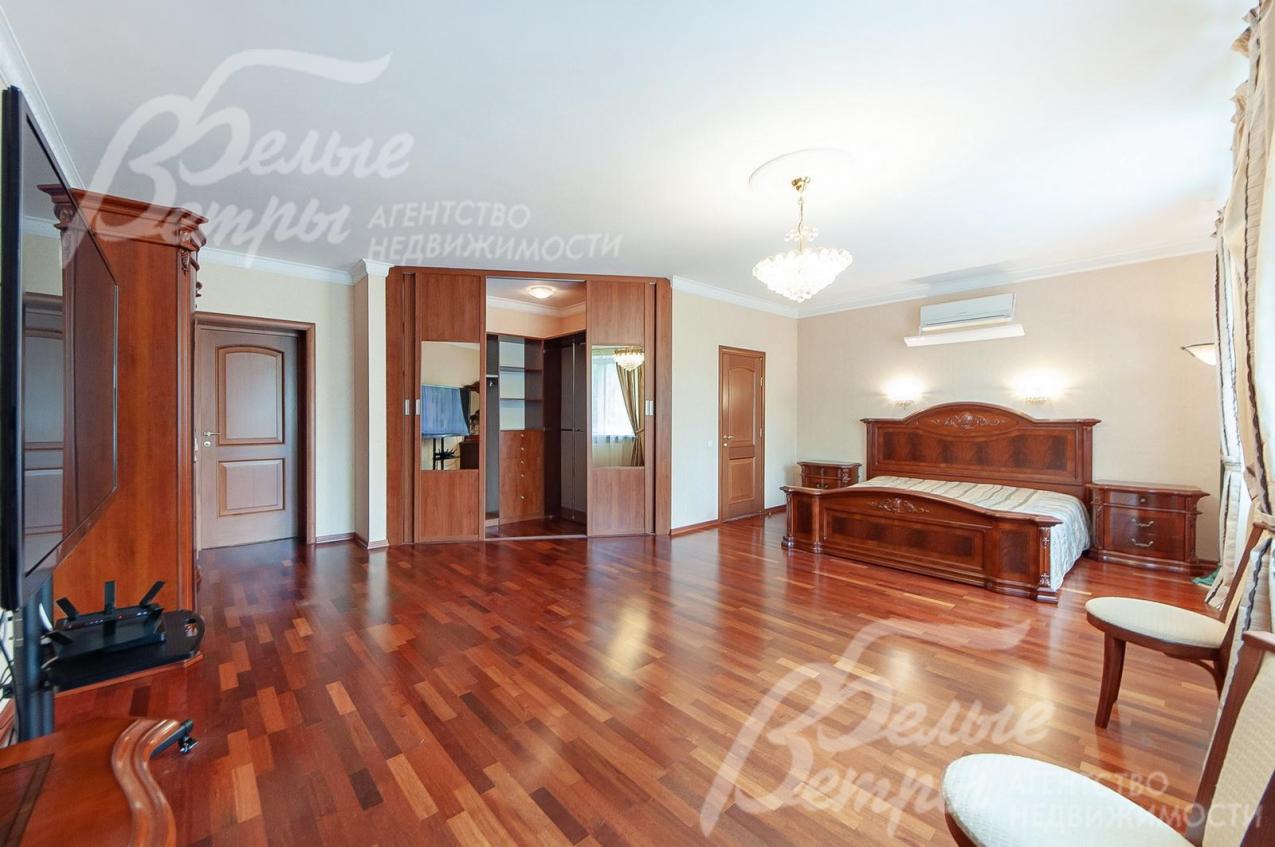 В мастер-спальне кровать из массива. 