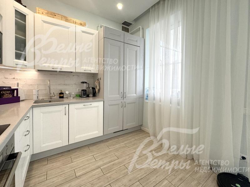 Выход из кухни на крытую террасу - через стеклянную дверь, декорированную лёгкими белыми шторами