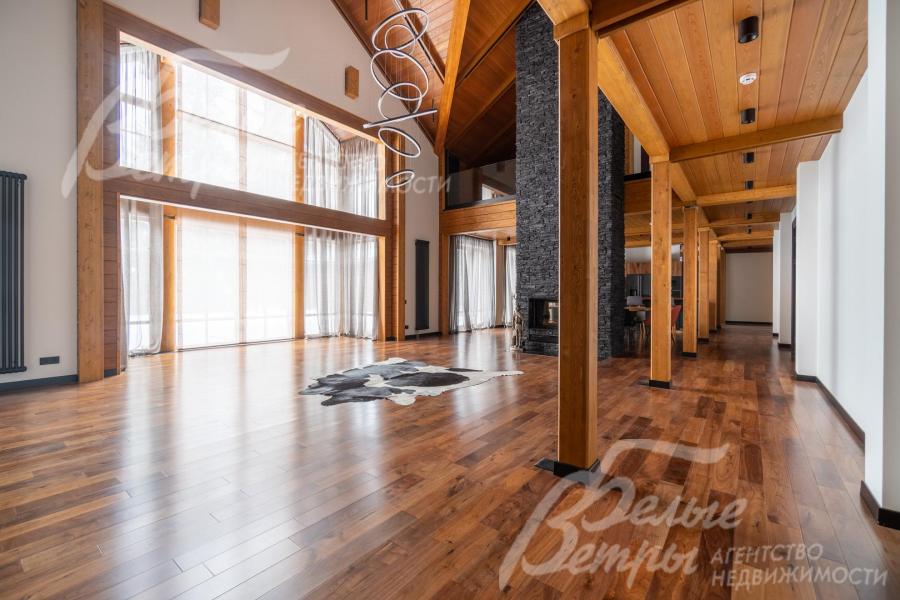 Интерьер оформлен в актуальных дизайнерских тенденциях отделочными материалами премиального уровня