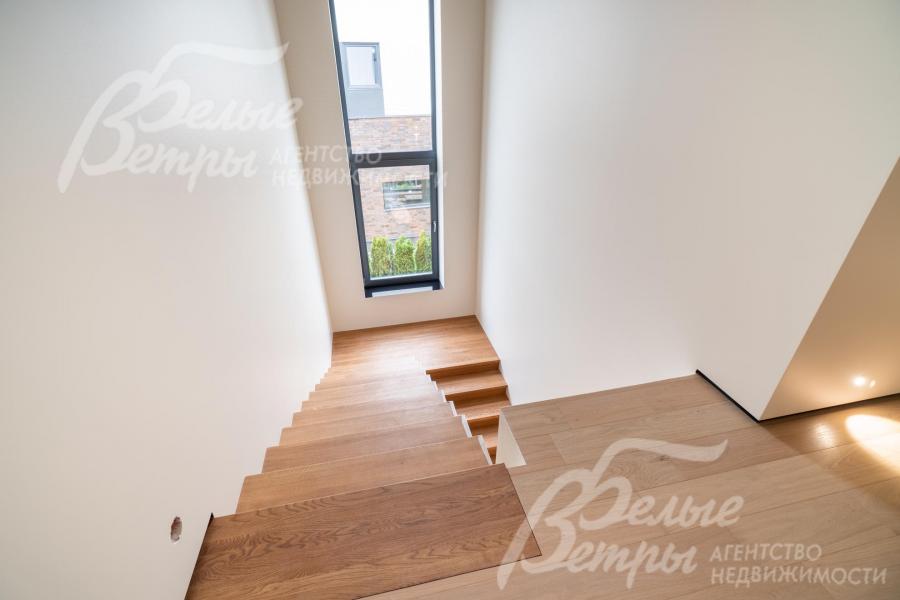 Лестница из холла второго этажа