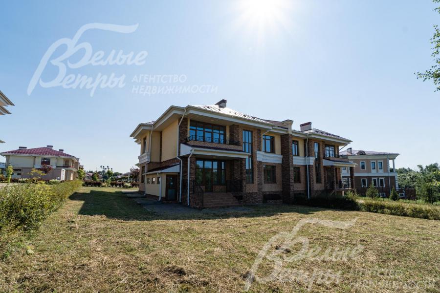 Участок 7,7У засеян газоном, высажена живая изгородь. Будет установлен металлический забор.