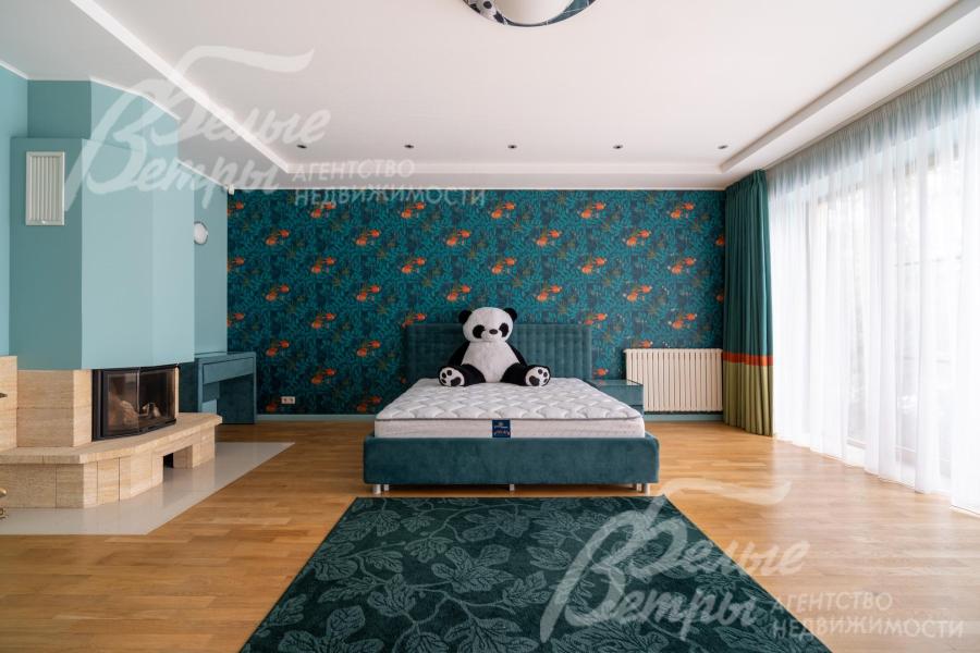 На втором этаже в "детском блоке" - большая спальня площадью 47,5 кв.м с камином