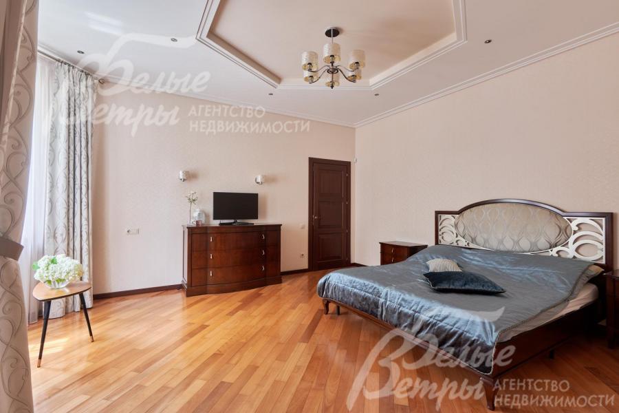 Спальня на первом этаже с собственным санузлом и гардеробной, изолирована от общественной части этажа, Спальня меблирована удобной кроватью, комодом с телевизором, журнальным столиком