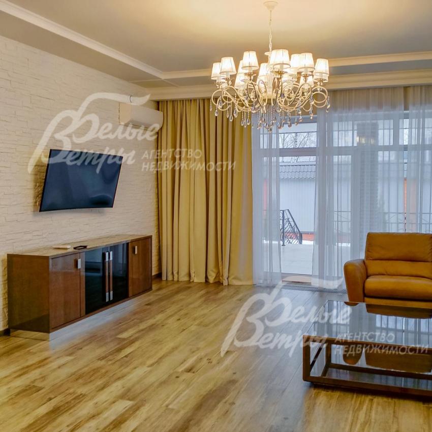 Из гостиной можно выйти на террасу и на участок