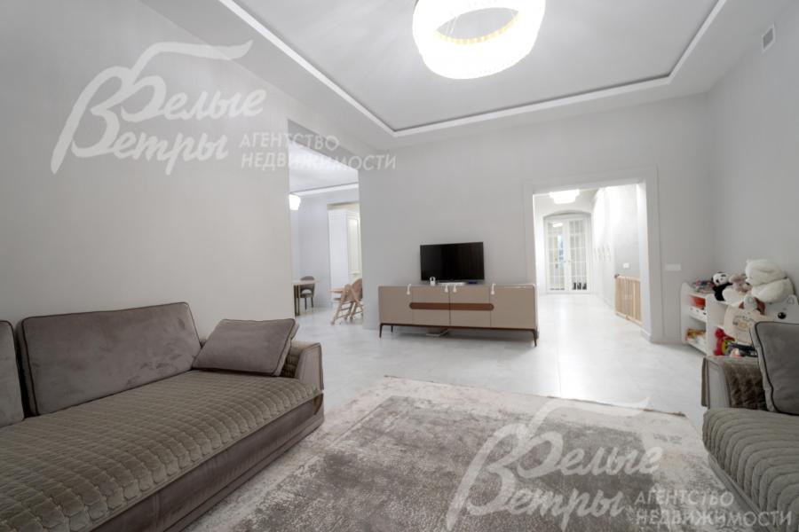 Зона гостиной. В доме - высокие потолки, стены окрашены декоративной штукатуркой с техникой шелкографии