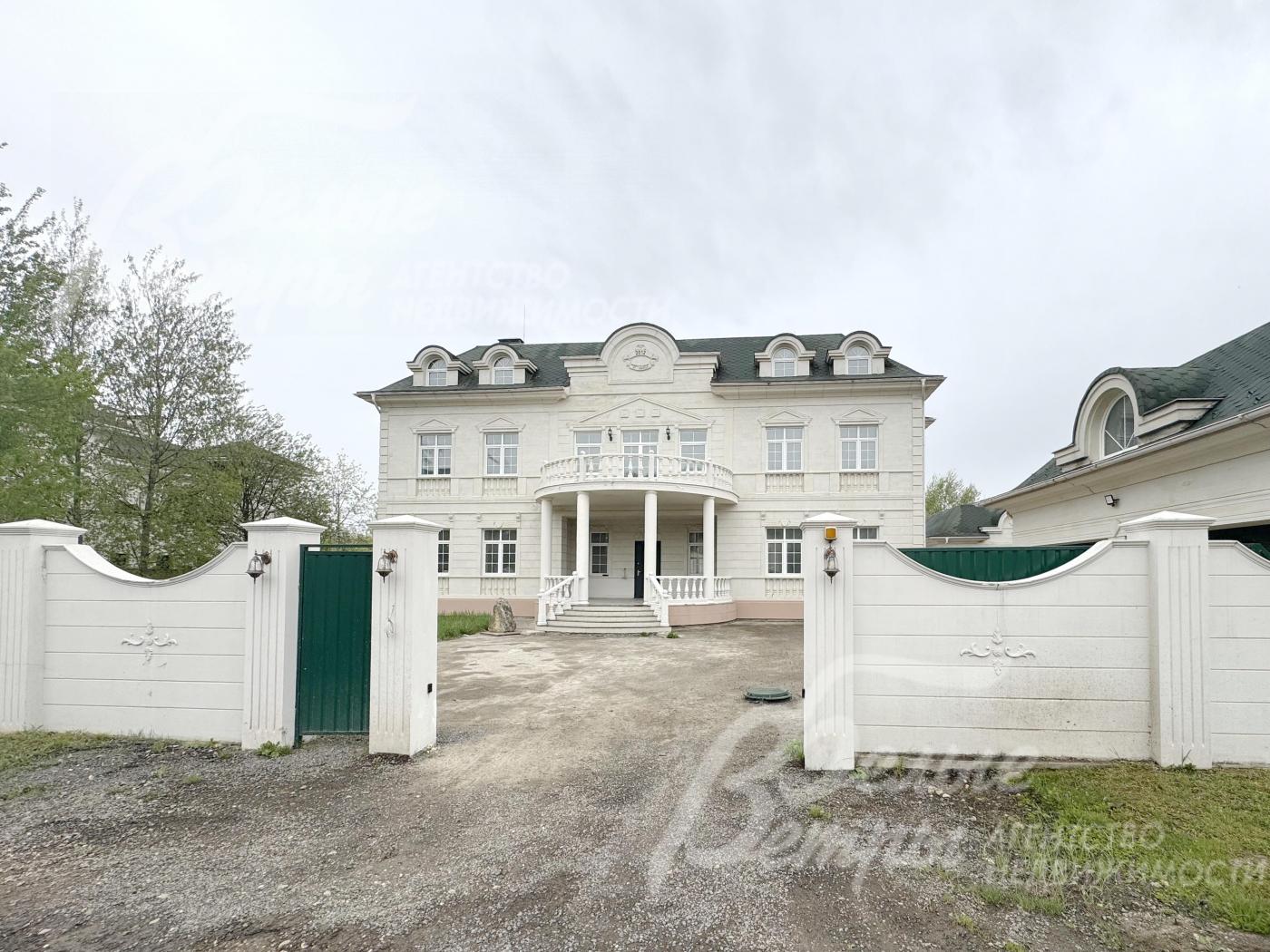 Установлены ворота и калитка: на участке – навес для 2-х автомобилей, а также гараж для 2-х автомобилей и спец.техники