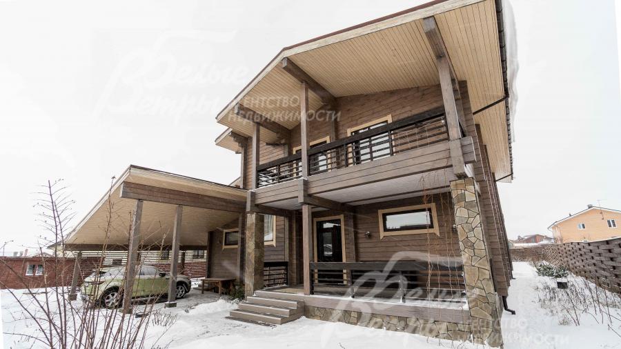 Стены снаружи из окрашенного профилированного бруса, цоколь и колонны отделаны натуральным камнем