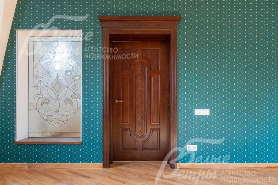 На мансардном этаже выполнено витражное остекление по технологии «Тиффани»