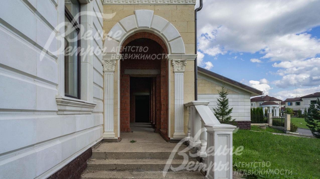 Фасад дома выполнен под ключ из искусственного камня АрхиИзделия
