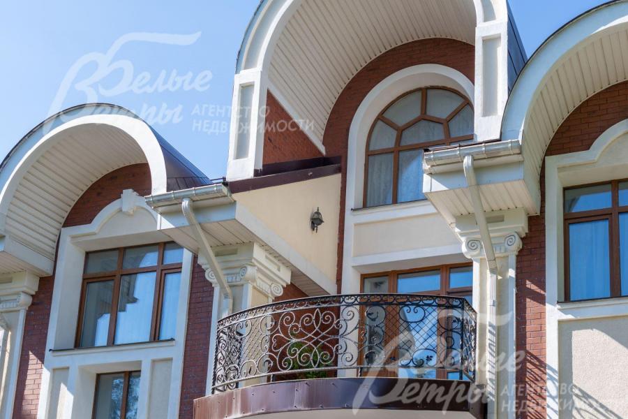 На балконах кованные ограждения