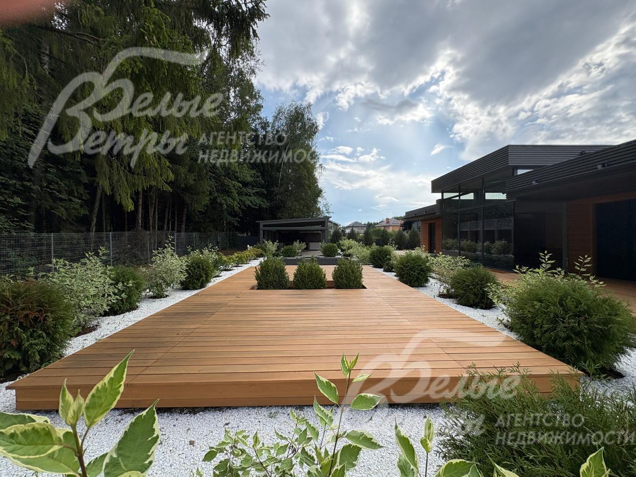 Участок примыкает к лесу и огорожен по периметру забором