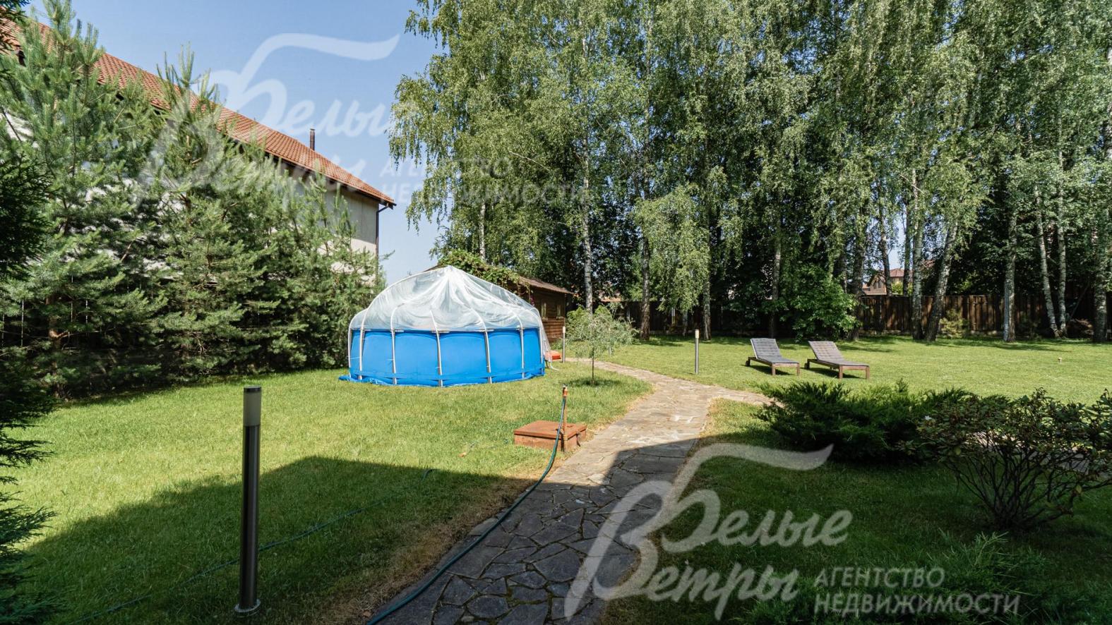 Вымощены дорожки, есть уличное освещение