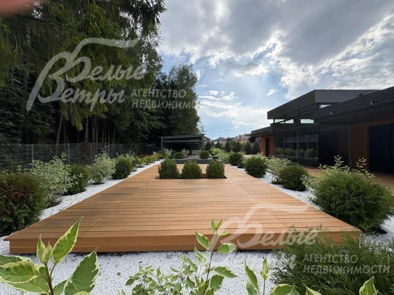 Участок примыкает к лесу и огорожен по периметру забором