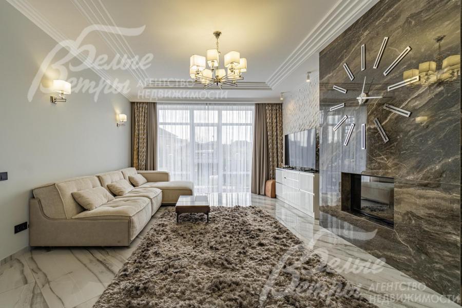 Светлая гостиная 28.5 кв.м с панорамными окнами