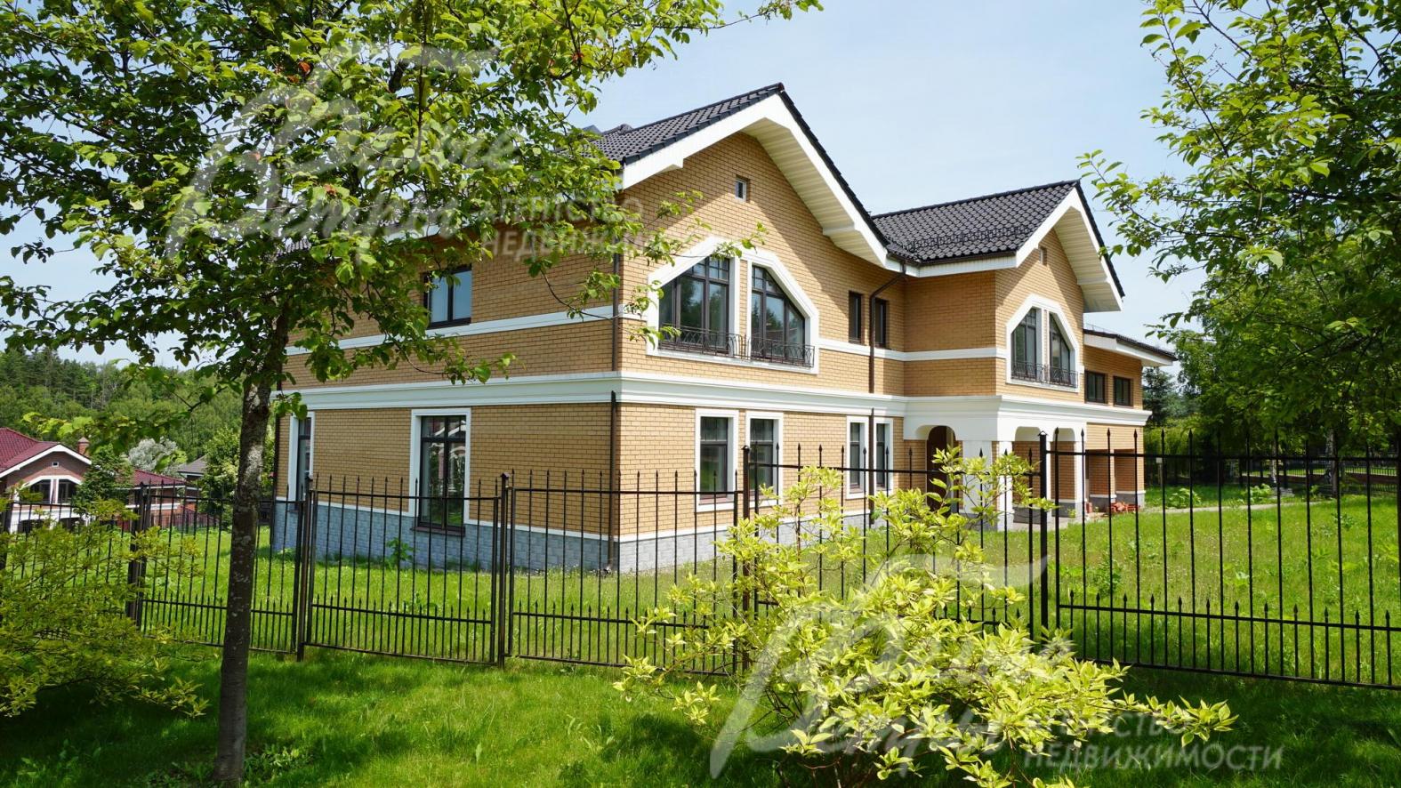 Участок со всех сторон огорожен кованым  забором на бетонном цоколе