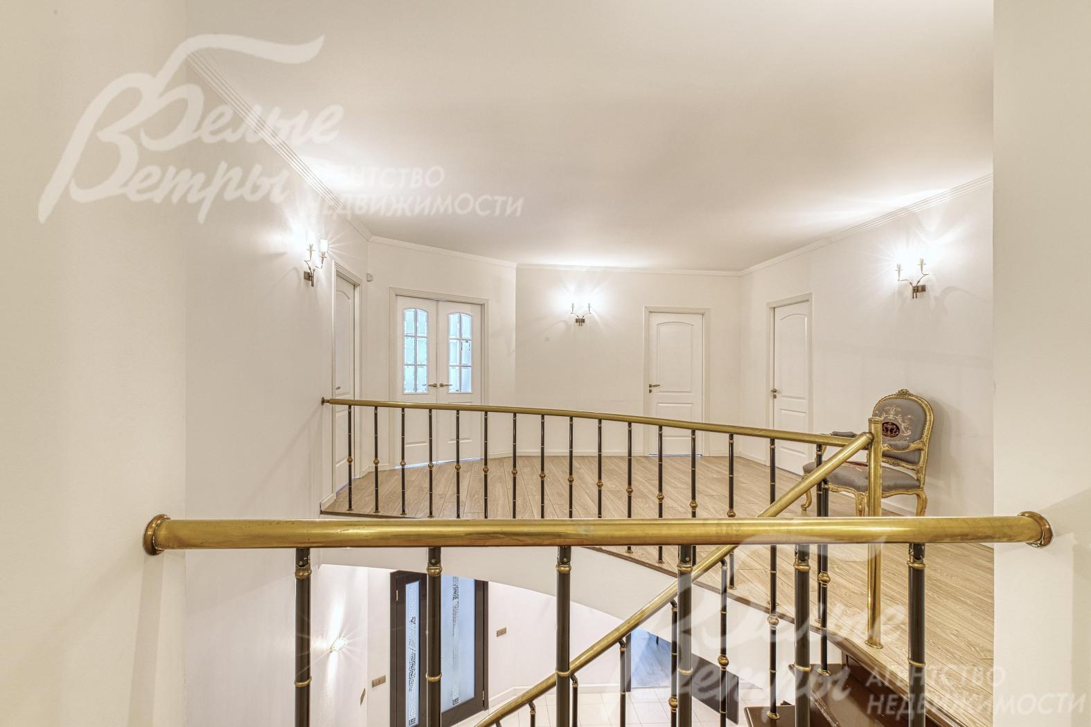 В воздушной атмосфере второго этажа сочетаются паркет, белые стены с точечным освещением и изящная балюстрада