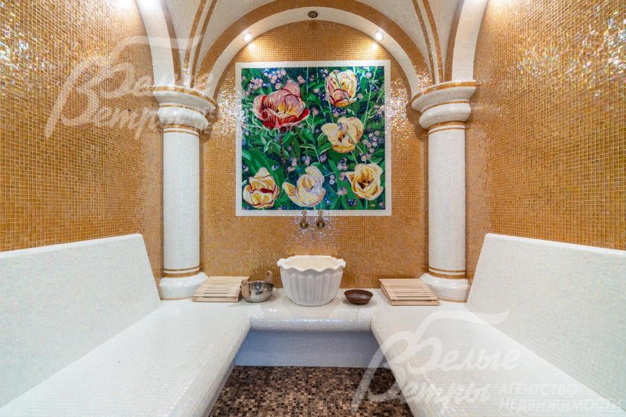 В спа-зоне есть хамам с двумя белыми скамьями. Стены отделаны мелкой золотисто-бежевой мозаикой. Одну из стен украшает декоративная панель с изображением крупных роз 