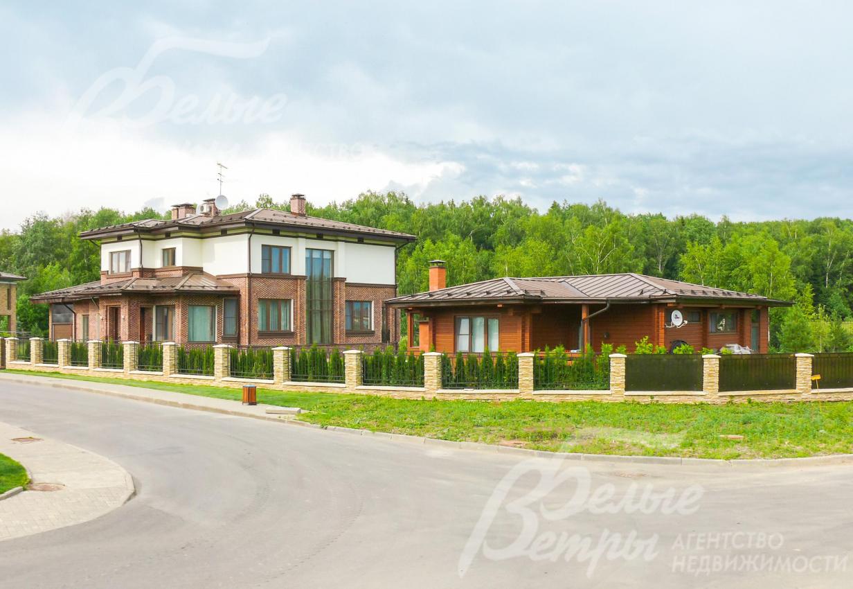 Дом построен по технологии -монолитный каркас заполненный  керамическими блоками POROTHERM, облицован - штукатурка и клинкерная плитка немецких производителей – Feldhaus, кровля - фальцевое металлическое покрытие RUUKI (пр-во Финляндия).