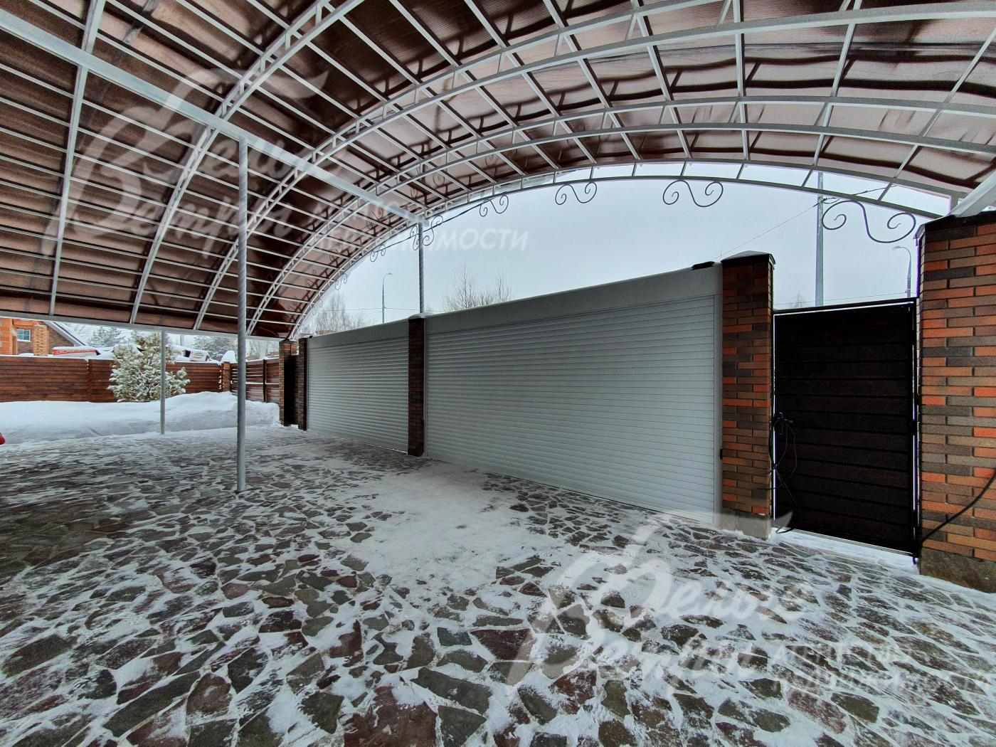 Парковка отделана натуральным камнем