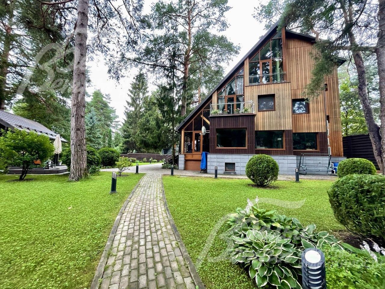 Кирпичный дом в аренду на участке 20 соток в охраняемом коттеджном поселке Милорадово