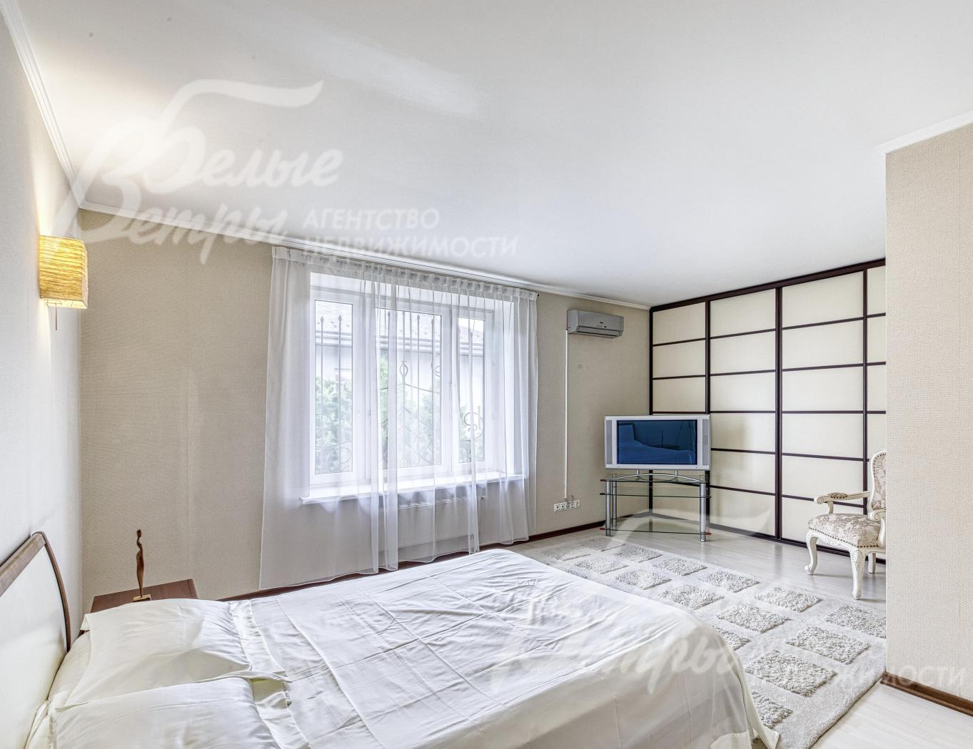 Одна из спален на втором этаже, дизайн выполнен в эстетике японского стиля с характерными элементами