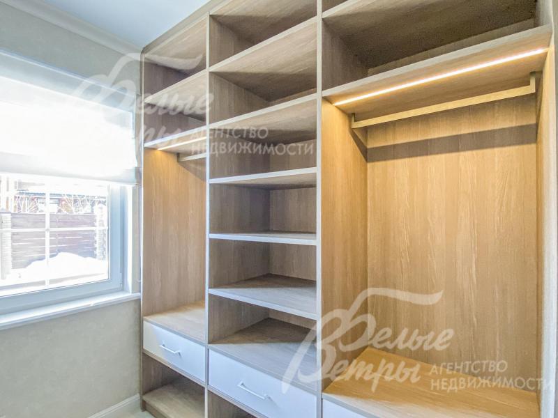 Оборудованная гардеробная на первом этаже