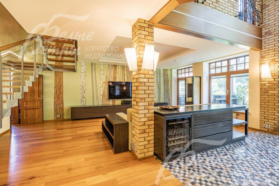 В столовой на полу панно из различных натуральных камней 