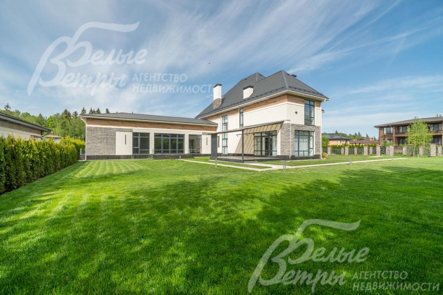 Площадь участка - 15 га: на территории много места для дополнительных построек