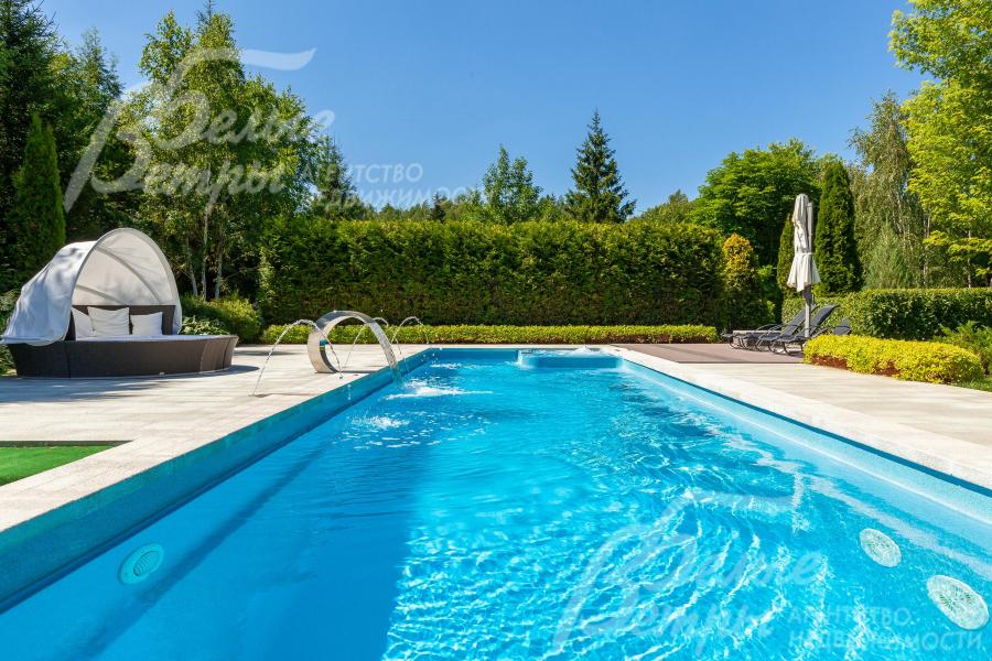 Открытый подогреваемый бассейн на участке