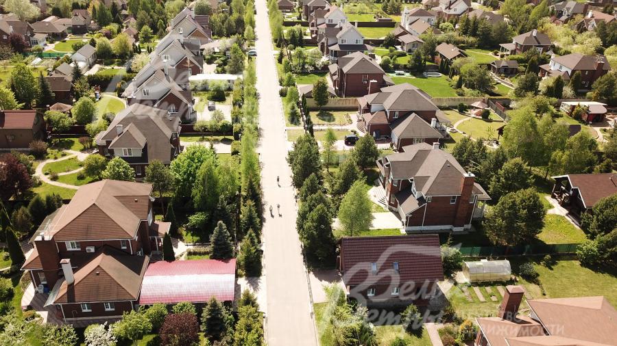 Дома в поселке Ильичевка в едином стиле