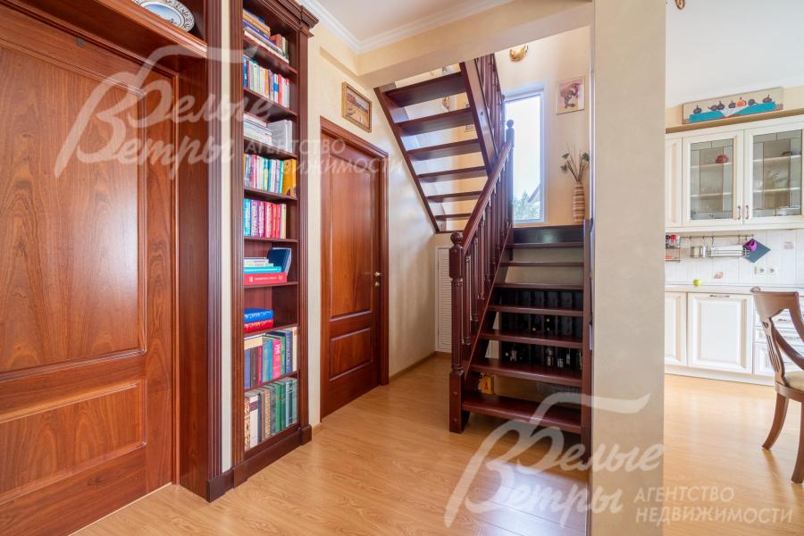 На второй этаж ведёт лестница из массива дуба