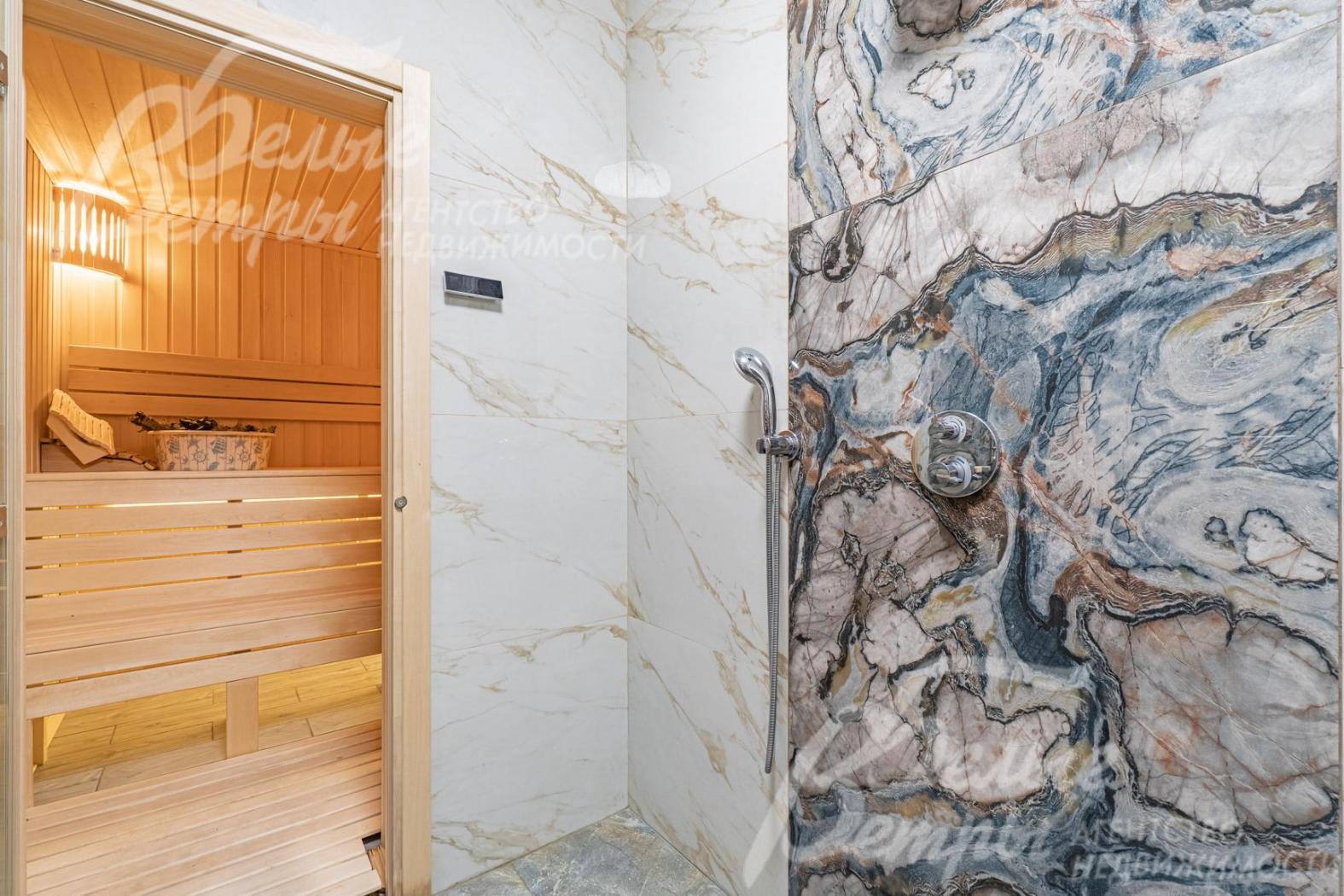 На стенах широкоформатный керамогранит