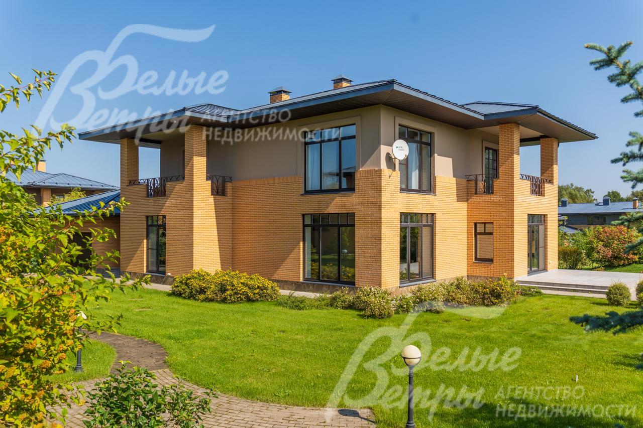 ограждение участка выполнено рельефом и живой изгородью;