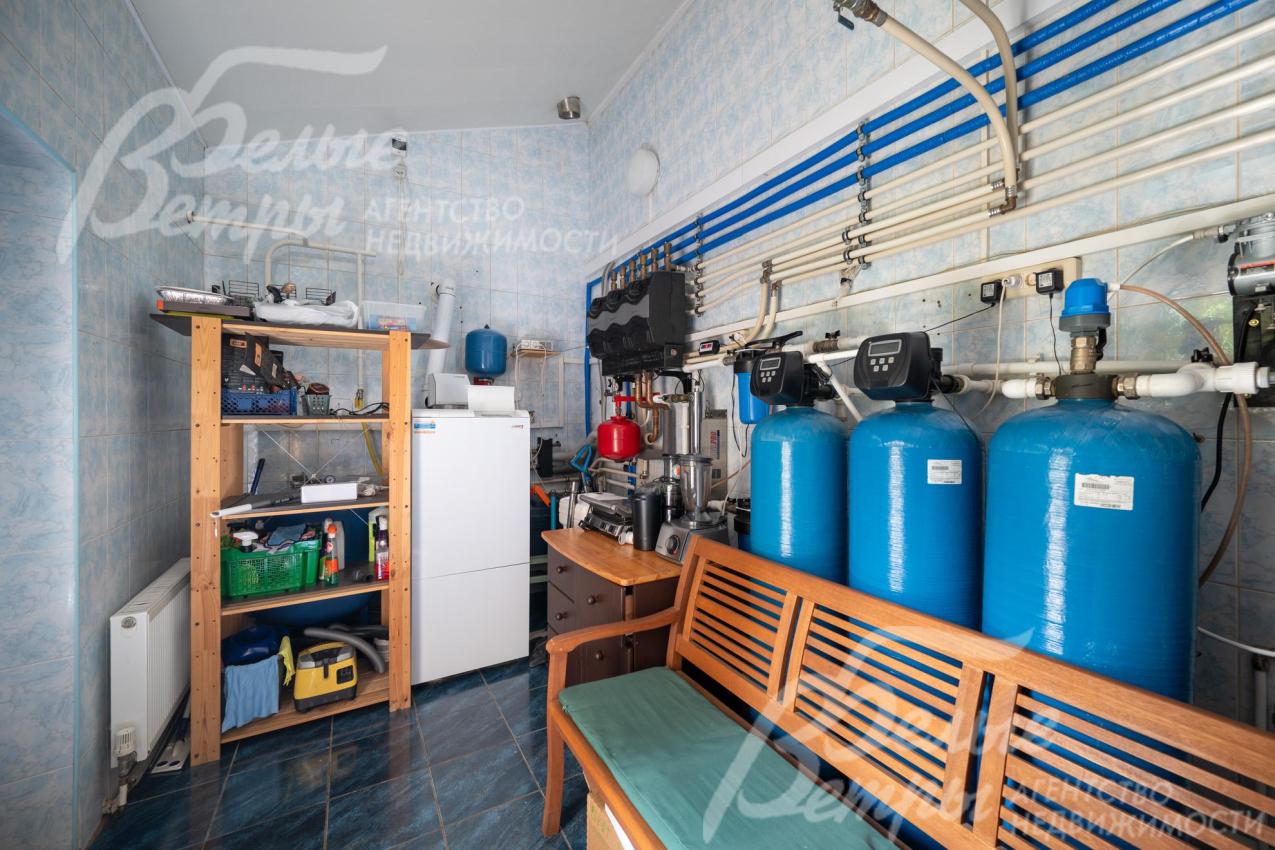 В основном доме установлен газовый котёл Protherm 50 KLOM 50, горячее водоснабжение - также через газовый котёл