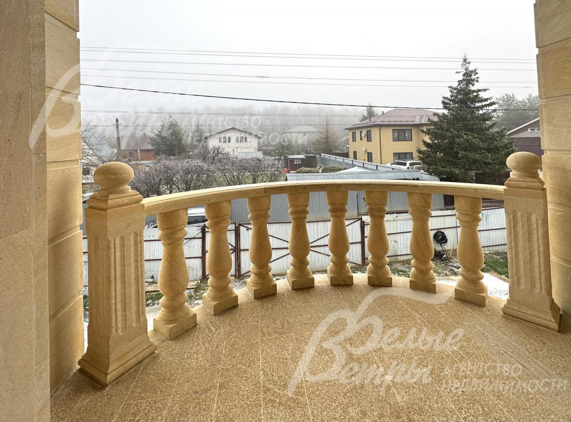 С центрального балкона открывается панорамный вид на лесной массив и ближайшие дома